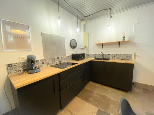 a kitchen with a counter and a sink in it at Le Worker 2 in Calais