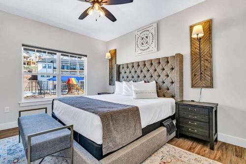 una camera da letto con un letto grande e una finestra di SunDaze a Branson