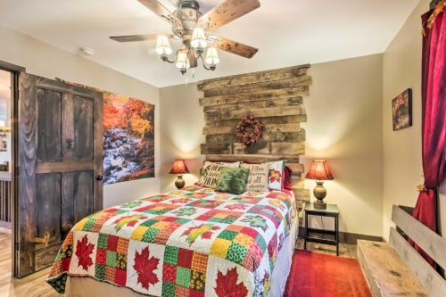 מיטה או מיטות בחדר ב-Joshuas Lodge with Hot Tub and Mountain Views!