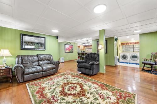 a living room with two leather chairs and a rug at Hidden Creek Cabin in Franklin