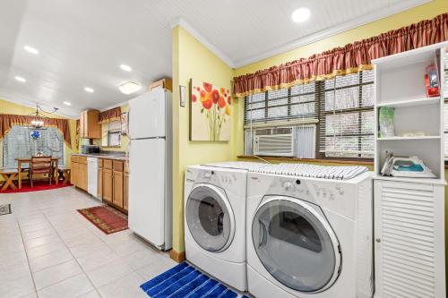 a laundry room with a washer and dryer at Hidden Creek Cabin in Franklin