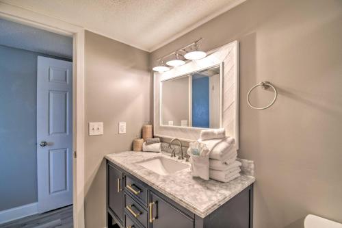 Fotografie z fotogalerie ubytování Bright Gulf Shores Beachfront Condo with Pool Access v destinaci Gulf Shores
