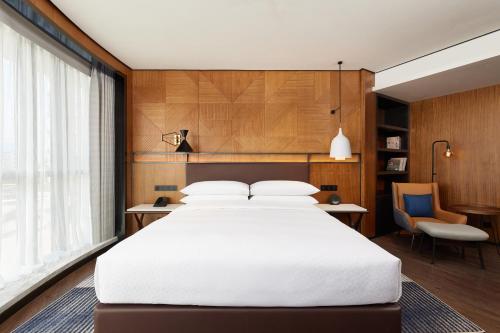 Ένα ή περισσότερα κρεβάτια σε δωμάτιο στο Four Points by Sheraton Yiyang