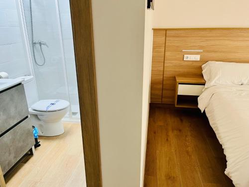 ein Bad mit einem Bett und einem WC in einem Zimmer in der Unterkunft El Montoro in Cádiar