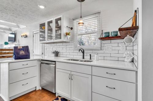 Kuchyň nebo kuchyňský kout v ubytování Blue Moon Cottage