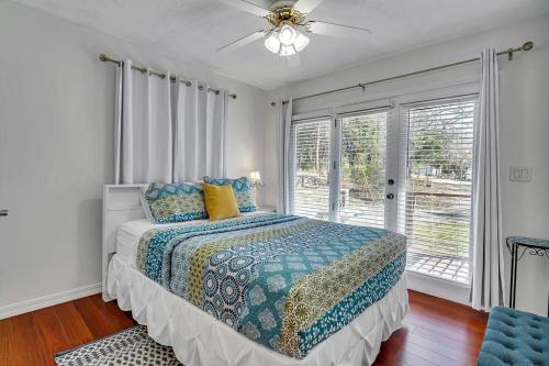 Postel nebo postele na pokoji v ubytování Blue Moon Cottage