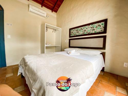 a bedroom with a white bed in a room at Pousada Ponta do Lago in Florianópolis
