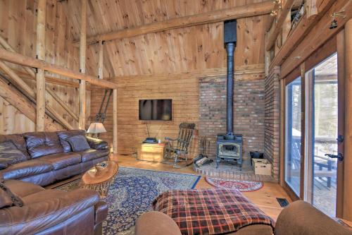 TV a/nebo společenská místnost v ubytování Rustic Madison Treehouse Cabin with Game Room!