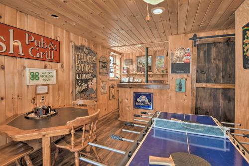 Fotografie z fotogalerie ubytování Rustic Madison Treehouse Cabin with Game Room! v destinaci Madison
