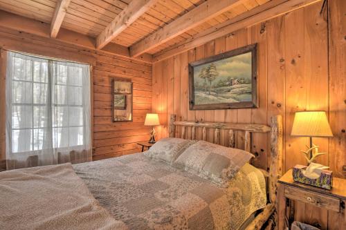 Katil atau katil-katil dalam bilik di Rustic Madison Treehouse Cabin with Game Room!