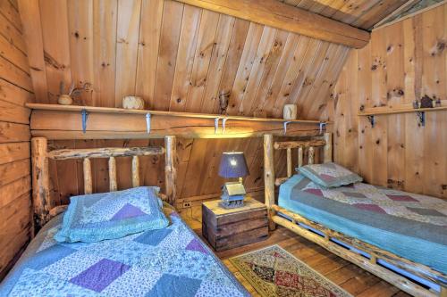 Postel nebo postele na pokoji v ubytování Rustic Madison Treehouse Cabin with Game Room!