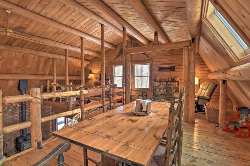Fotografie z fotogalerie ubytování Rustic Madison Treehouse Cabin with Game Room! v destinaci Madison