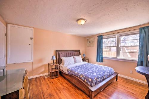 1 dormitorio con cama y ventana en Cozy Colorado Springs Home Near Garden of the Gods, en Colorado Springs