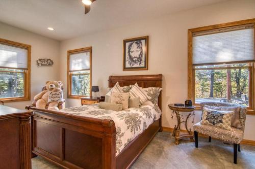 Un dormitorio con una cama con un osito de peluche encima. en The Gathering Place, en Blue Eye