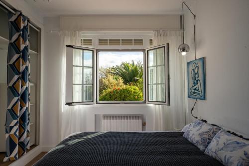 a bedroom with a bed and a window at finca dos Mares in Ferrol
