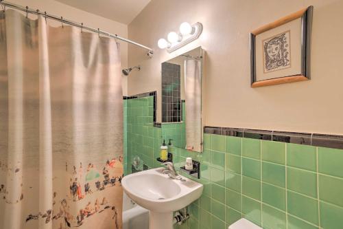 La salle de bains est pourvue d'un lavabo et d'une douche. dans l'établissement Tranquil West Palm Beach Getaway Walk to Beach!, à West Palm Beach