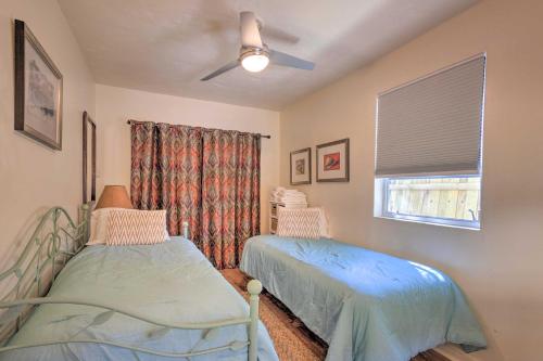 um quarto com 2 camas e uma janela em Tranquil West Palm Beach Getaway Walk to Beach! em West Palm Beach