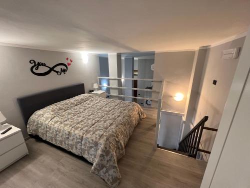 niewielka sypialnia z łóżkiem i schodami w obiekcie SWEET Home Lingotto w Turynie