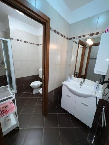 łazienka z umywalką i toaletą w obiekcie SWEET Home Lingotto w Turynie