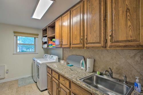 uma cozinha com um lavatório e uma máquina de lavar roupa em Roomy Texas Lake Retreat with Private Boat Ramp em Coffee City