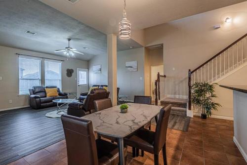 Χώρος καθιστικού στο New Beautiful 4/BR Vacation Home