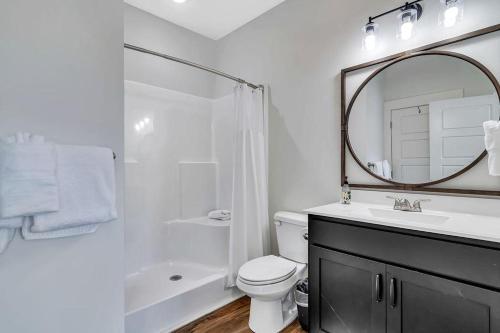 un bagno con doccia, WC e lavandino di LakeCraze a Branson