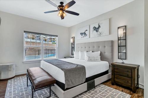 una camera da letto con un letto e un ventilatore a soffitto di LakeCraze a Branson