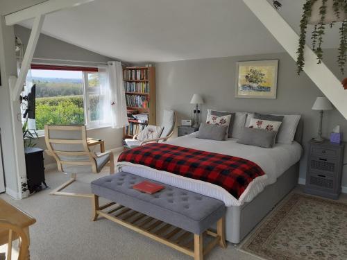 een slaapkamer met een bed en een tafel en stoelen bij The Old School Bike Shed in Stirling