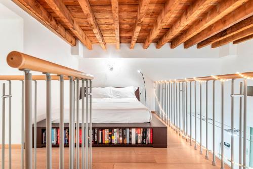um quarto com uma cama e uma estante de livros em Matteotti Bilo em Florença