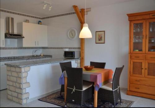 een keuken met een tafel en stoelen en een aanrecht bij Appartement Bellavista Torrox in Torrox