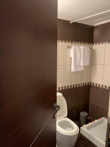 ein Badezimmer mit einem WC, einem Waschbecken und einer Badewanne in der Unterkunft hommie apartment in Amaliada