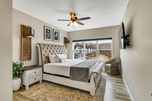 una camera da letto con un letto con un ventilatore a soffitto e una finestra di Star Gaze a Branson