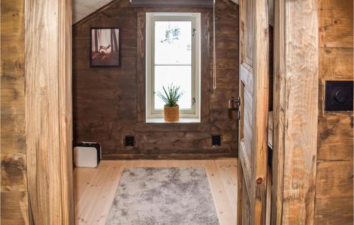 een hal van een huis met een raam en een tapijt bij Gorgeous Home In Kongsberg With Sauna in Kongsberg