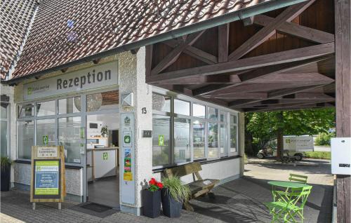 ein Gebäude mit einer Reparaturstation mit Stühlen und Tischen in der Unterkunft Tiny Haus 88 Am Brombachsee in Pleinfeld