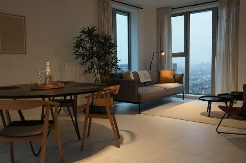 een woonkamer met een tafel en een bank bij Luxurious Appartment on Eilandje in Antwerpen