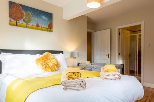 1 dormitorio con 1 cama con toallas en Kerry Holiday Homes at the Killarney Holiday Village, en Killarney