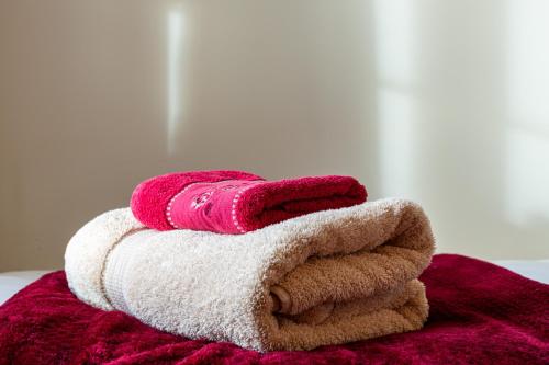 una pila de toallas encima de una toalla roja en Kerry Holiday Homes at the Killarney Holiday Village, en Killarney