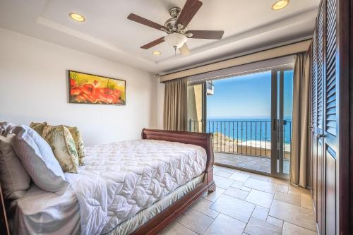 1 dormitorio con cama y vistas al océano en Corona del Mar #6 en Ocotal