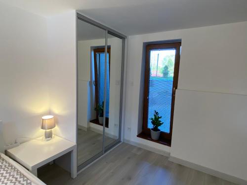 a room with a mirror and a table with a lamp at Willa Davia in Rewa