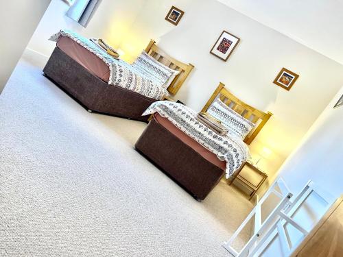 オークニー諸島にあるCentral Spacious 2 Bed 2 Bath, Free WiFi & Parking, Park Viewのベッド2台が備わる客室です。