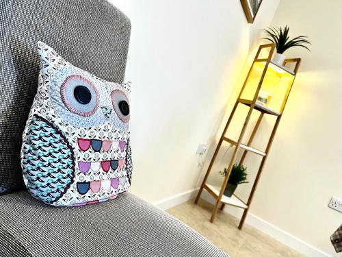 an owl pillow sitting on a bed in a room at Central Spacious 2 Bed 2 Bath, Free WiFi & Parking, Park View in Orkney