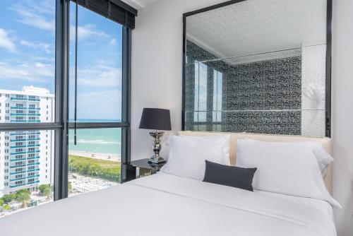 Un pat sau paturi într-o cameră la Oceanview Private Condo at W South Beach -1411