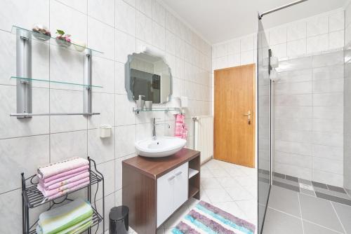W łazience znajduje się umywalka i prysznic. w obiekcie Apartments Lovric with sea view w mieście Kaštela