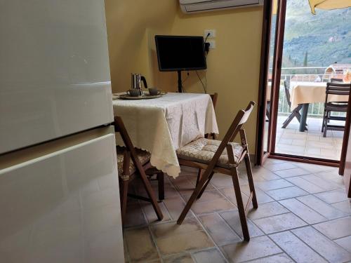 Televisyen dan/atau pusat hiburan di Alloggio turistico Magnifico Alessandro Valle Bernardo 04025 Lenola nei pressi di Fondi LT