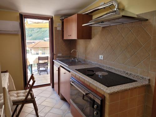 Dapur atau dapur kecil di Alloggio turistico Magnifico Alessandro Valle Bernardo 04025 Lenola nei pressi di Fondi LT