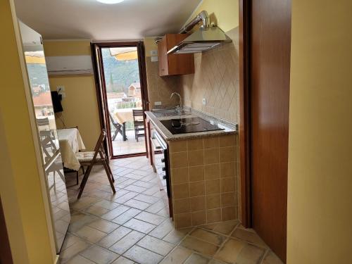 Dapur atau dapur kecil di Alloggio turistico Magnifico Alessandro Valle Bernardo 04025 Lenola nei pressi di Fondi LT