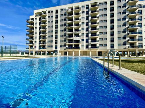 Apartamento con piscina, padel y vistas al mar
