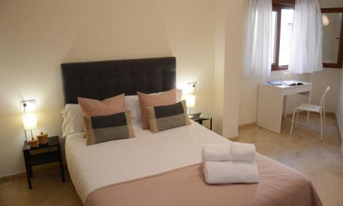 - une chambre avec un grand lit blanc et 2 oreillers dans l'établissement MARISMA DE A LANZADA, à Sanxenxo