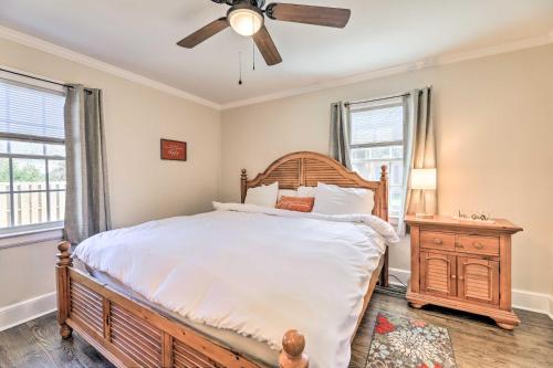 um quarto com uma cama grande e uma ventoinha de tecto em New Bern Retreat with Fire Pit about 1 Mi to Dtwn! em New Bern