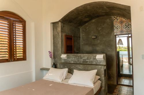 a bedroom with a bed in a room at Casa na Lagoa in Paracuru